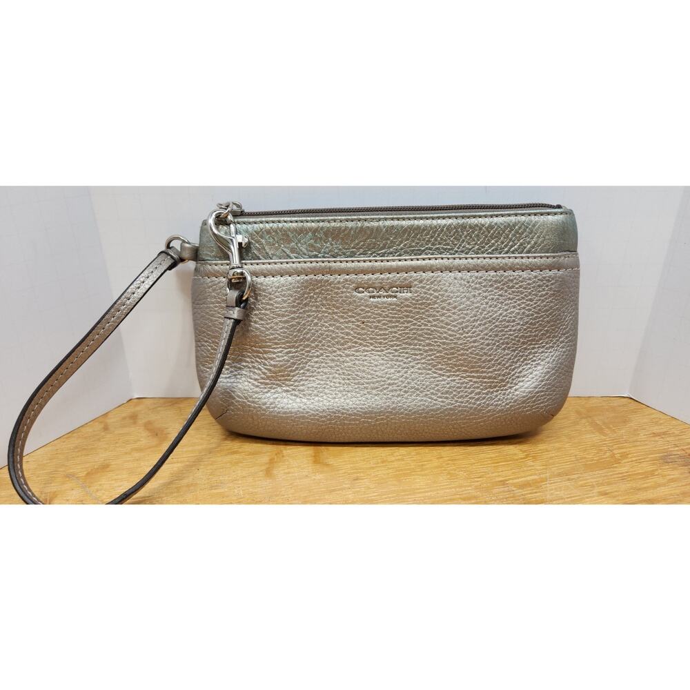 COACH Silver Pearl Pebbled Leather Medium Wristlet F51683 Missing Hangtag READ!